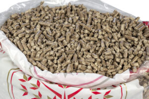 widok z bliska na pellet drzewny premium
